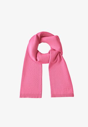 Écharpe en tricot rose pâle pliée en boucle avec les deux extrémités pendantes, présentée sur un fond blanc.