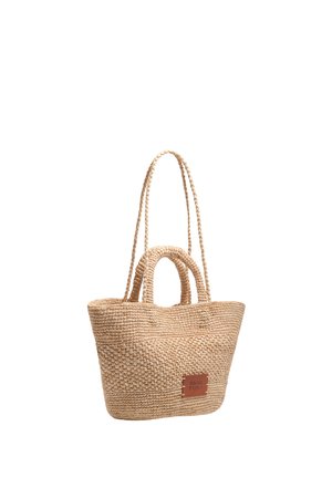 Tkany beżowy słomiany worek typu tote z krótkimi i długimi uchwytami oraz małą skórzaną naszywką z przodu.