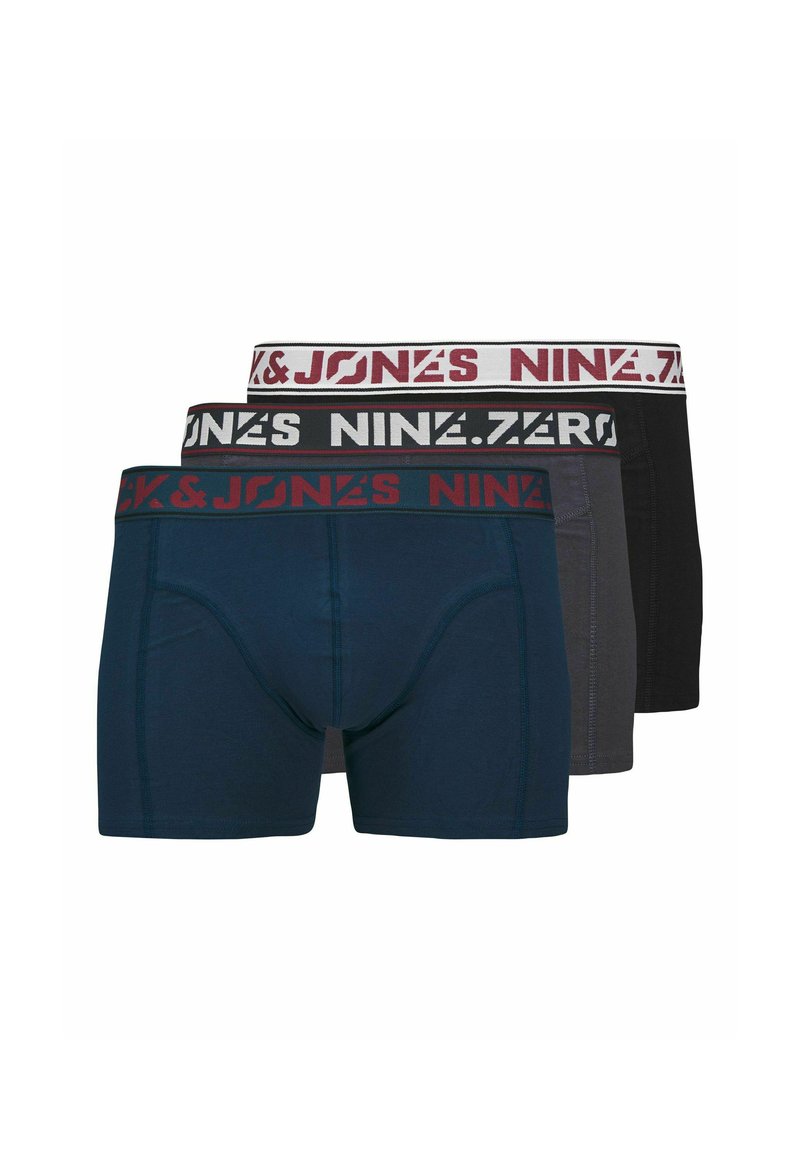 Drei Paar Boxershorts in Marineblau, Grau und Schwarz. Jedes Paar hat einen kontrastierenden, markierten Gummibund in Weiß und Maroon. Aus Baumwollmaterial.