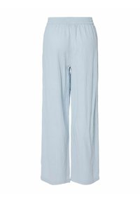 Svetloblue široke hlače iz teksturirane tkanine z elastičnim pasom in brez vidnih zadrg ali žepov. Oblikovane za sproščen kroj.