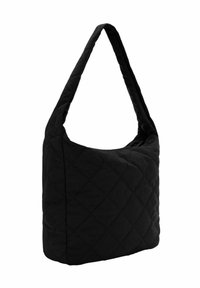 Sac à épaule matelassé noir avec une bandoulière unique. Texture de tissu douce, forme de corps carrée et détails en motif de losanges.