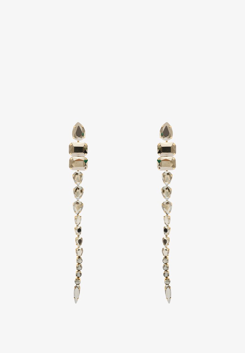Pendientes de tono dorado que presentan una disposición de piedras facetadas claras y grises en varias formas, incluyendo lágrima y rectangular, con un diseño colgante.