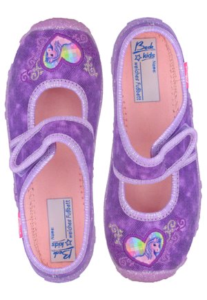 Lila Ballettschuhe für Kinder mit einem weichen Stoff-Obermaterial, das ein Einhorn-Motiv und Herzdetails aufweist, mit einem gesicherten Riemen und einer rosa Innensohle.