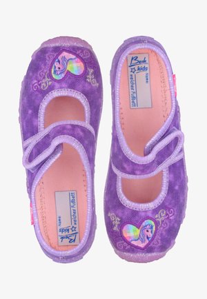 Lila Ballettschuhe für Kinder mit einem weichen Stoff-Obermaterial, das ein Einhorn-Motiv und Herzdetails aufweist, mit einem gesicherten Riemen und einer rosa Innensohle.