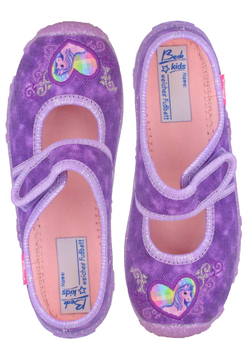 Lila Ballettschuhe für Kinder mit einem weichen Stoff-Obermaterial, das ein Einhorn-Motiv und Herzdetails aufweist, mit einem gesicherten Riemen und einer rosa Innensohle.