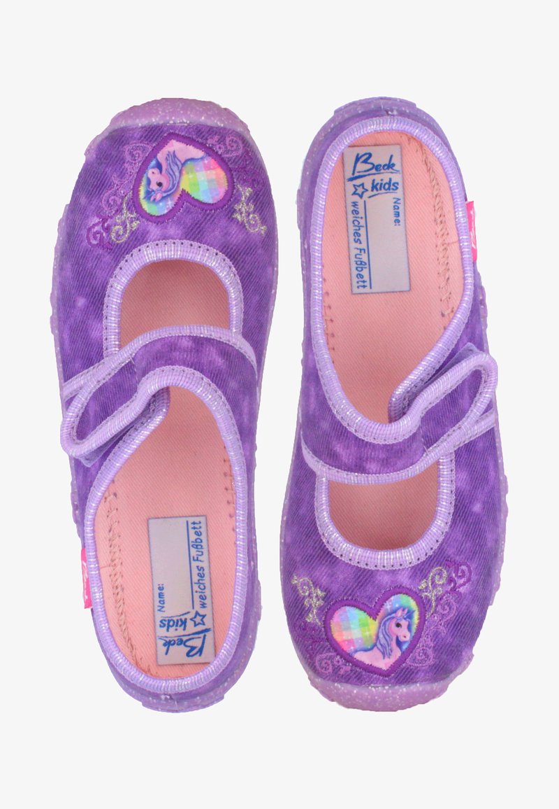 Lila Ballettschuhe für Kinder mit einem weichen Stoff-Obermaterial, das ein Einhorn-Motiv und Herzdetails aufweist, mit einem gesicherten Riemen und einer rosa Innensohle.