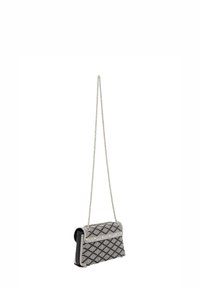 Sort og sølv crossbody taske med perledetaljer og kædestrop, der har en struktureret form og diamantmønstret tekstur.