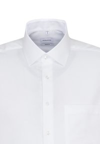 Camicia bianca a maniche lunghe in misto cotone, con colletto classico, bottoni perlacei e taschino sul lato sinistro.