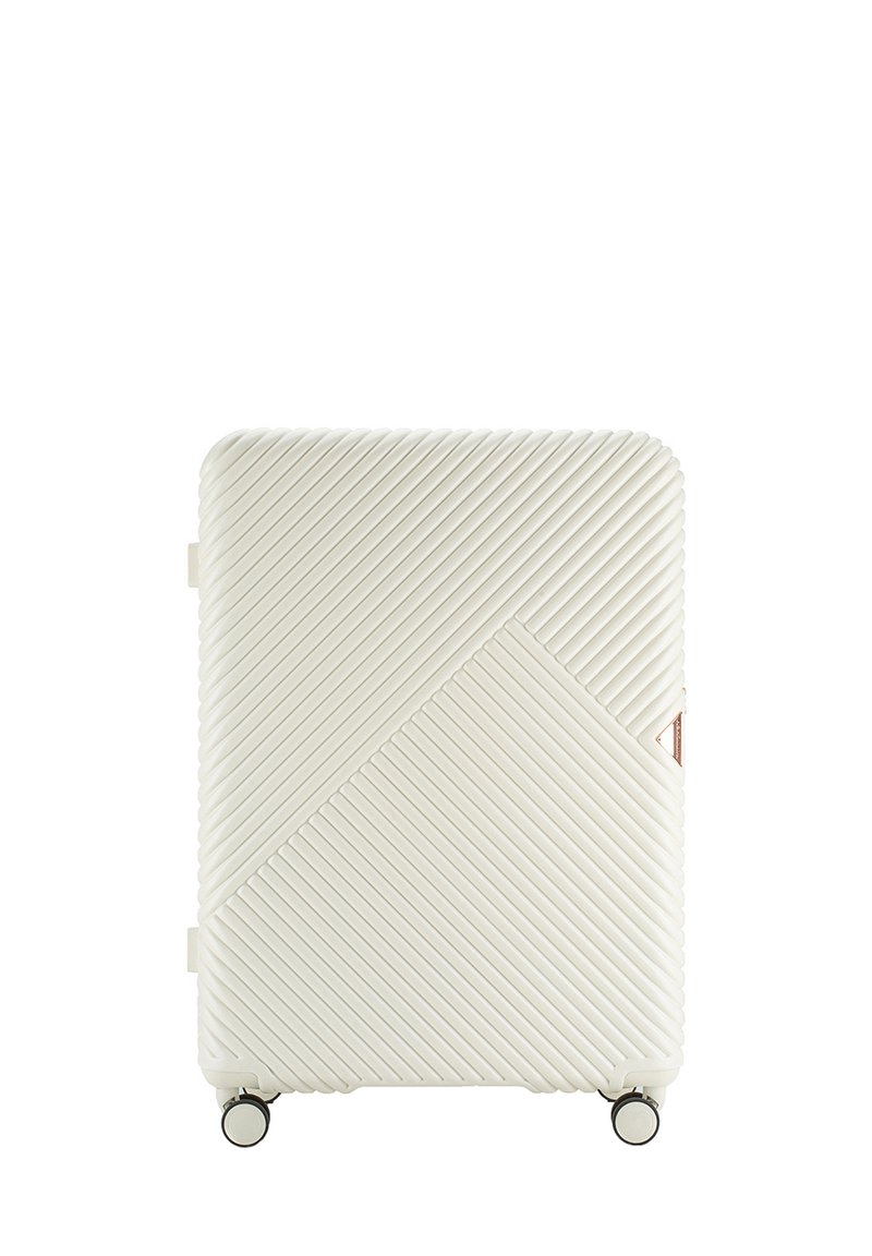 Valise rigide blanche avec une texture en rainures diagonales. Présente un accent métallique et quatre roues pour la mobilité.