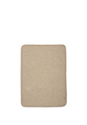 Zachte beige rechthoekige babydeken met afgeronde hoeken en een klein label aan de rechteronderrand.