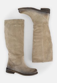 Tanfarbene Wildleder-Stiefel bis zum Knie mit strukturierten Kreuzmustern, abgerundeter Zehe, gestapeltem Absatz und Nähdetails. Teilweise mit einem abgenutzten Finish.