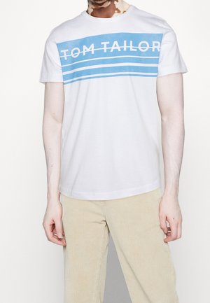 T-shirt en coton blanc avec des rayures horizontales bleues et le texte "TOM TAILOR" en blanc. Manches courtes et col rond.