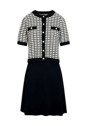 Zwart-witte korte mouwen gebreide cardigan met knopen aan de voorkant en opgestikte zakken, gecombineerd met een effen zwarte A-lijn rok.