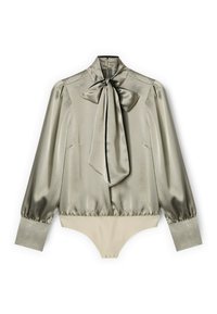 Blusa di seta in oliva smorzato con colletto a fiocco, maniche lunghe con polsini arricciati e parte inferiore tipo body in beige, con chiusure a pressione.