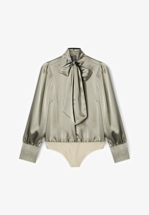 Blusa di seta in oliva smorzato con colletto a fiocco, maniche lunghe con polsini arricciati e parte inferiore tipo body in beige, con chiusure a pressione.