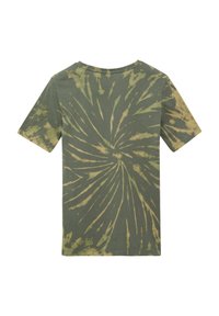 Olivgrünes Baumwoll-T-Shirt mit kurzen Ärmeln, das auf der Rückseite ein spiralförmiges Batikmuster in helleren Grüntönen und Gelb aufweist.