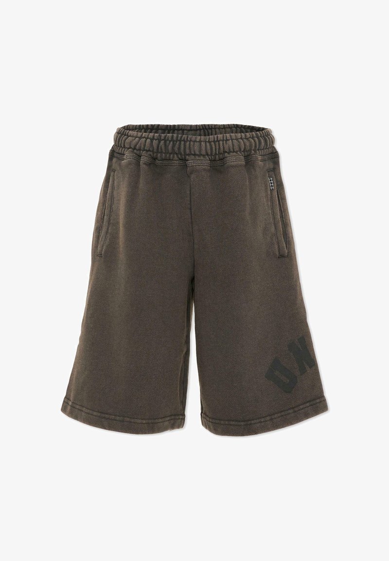 Shorts en coton brun foncé avec une ceinture élastique, deux poches latérales et un logo imprimé en noir sur la jambe gauche.