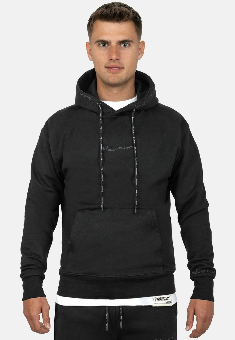 Felpa nera con cappuccio, tasca frontale, cappuccio con lacci e dettagli del logo grigi sul petto e sul polsino. Tessuto morbido, polsini e fondo a costine.