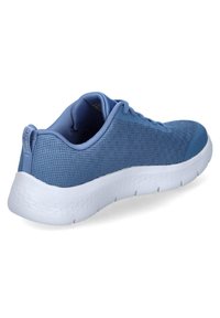 Blå atletisk sko med en ovandel i mesh, en solid tåskydd och en vit dämpad sula. Har plana snören och en dragflik bak.