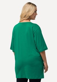 Ulla Popken PLUS SIZE V-NECK TEE  - Basic T-shirt - emerald
