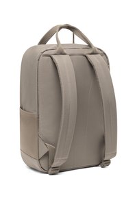 Zaino in tessuto grigio con spallacci imbottiti, manico superiore, tasca laterale e dettagli cuciti, caratterizzato da una forma rettangolare e una texture liscia.