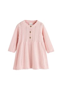 Abito lavorato a maglia rosa con maniche lunghe, scollo rotondo e chiusura con tre bottoni. Motivo testurizzato su tutto il tessuto.