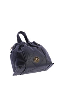 Bolso de mano de cuero negro con patrón acolchado, forma redondeada, doble asa superior y un logo circular dorado en el frente. Cierre de cremallera en la parte superior.