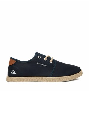 Scarpa casual blu navy con lacci, suola beige, toppa marrone chiaro sul tallone e logo Quiksilver sul lato e sul tallone.