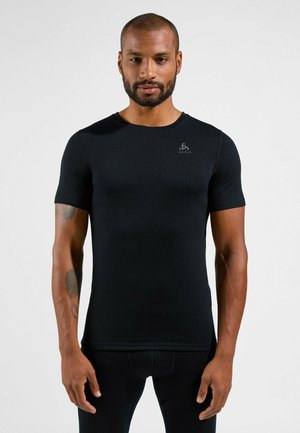 Schwarzes, kurzärmeliges Sportshirt aus glattem Stoff. Merkmale einen runden Ausschnitt und ein minimalistisches Logo auf der oberen linken Seite.