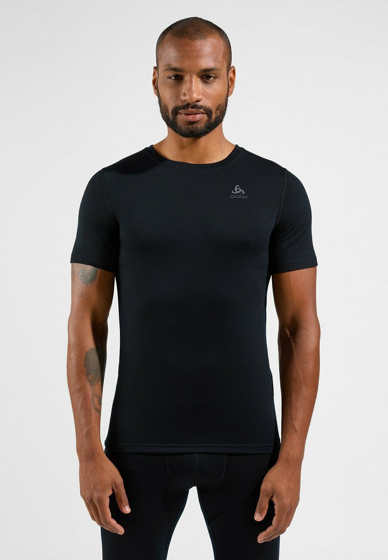 Schwarzes, kurzärmeliges Sportshirt aus glattem Stoff. Merkmale einen runden Ausschnitt und ein minimalistisches Logo auf der oberen linken Seite.