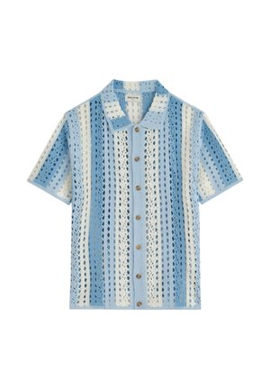 Chemise tricotée à manches courtes avec des rayures verticales bleues, blanches et grises, boutonnée devant, avec un motif ajouré sur toute la surface.
