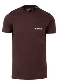 Braunes Baumwoll-T-Shirt mit Rundhalsausschnitt, kurzen Ärmeln und einem weißen Logo-Druck auf der linken Brust. Glatte Textur, normale Passform.