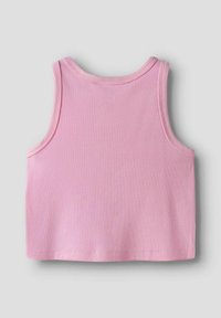 Débardeur rose côtelé avec un col rond, des bretelles larges et une coupe crop. Texture lisse et couture homogène le long des bords.