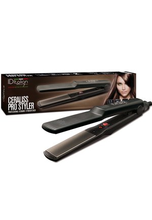 Lisseur à cheveux professionnel en céramique noire avec interrupteur d'alimentation rouge et boîte affichant le nom du produit et le modèle à côté d'une femme aux cheveux raides.