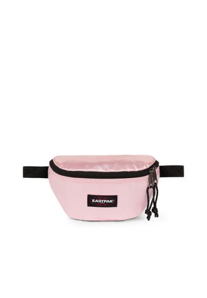 Riñonera Eastpak de color rosa claro con cremalleras negras, correa negra ajustable y parche con logo delante.