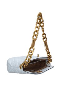 Borsa a tracolla bianca trapuntata con una forma strutturata, tracolla in catena dorata e un interno in contrasto. La parte superiore aperta rivela una fodera testurizzata.