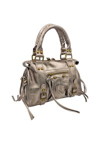Sac à main en métal argenté avec des poignées supérieures robustes, des clous en laiton décoratifs, une poche zippée à l'avant et des sangles ajustables sur les côtés.