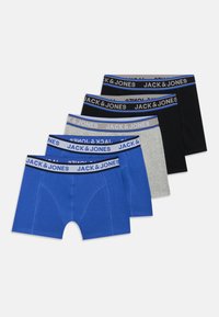 Vier paren katoenen boxershorts: één blauw, één grijs, één zwart, en nog één blauw; elk met een elastische tailleband met "JACK & JONES" branding.