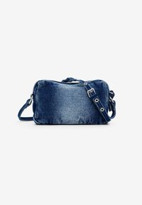 Blaue Jeans-Schultertasche mit rechteckiger Form, verstellbarem Trageriemen und glatter Textur mit einem verwitterten Finish. Silberne Hardware-Akzente.