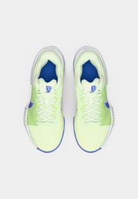 Φωτεινά φωσφορίζοντα πράσινα παπούτσια με μπλε λεπτομέρειες. Με δίχτυ πάνω μέρος, μαξιλαρωμένο κολάρο και λευκή σόλα για πρόσφυση και άνεση.