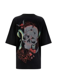 Sort oversized t-shirt med et kraniet graphic med røde roser, grøn slange og rødt hjerte. Blødt bomuldsstof med korte ærmer.