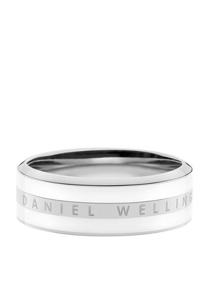 Anillo de metal de tono plateado con un acabado liso, que presenta una banda grabada con la inscripción "DANIEL WELLINGTON" alrededor de su circunferencia.