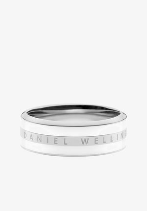 Anneau en métal argenté avec une finition lisse, présentant une bande gravée portant l'inscription « DANIEL WELLINGTON » autour de sa circonférence.