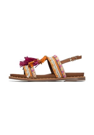 Sandalias planas marrones con tiras de tejido trenzado con detalles en naranja y rosa, decoradas con borlas multicolores y detalles con tachuelas.