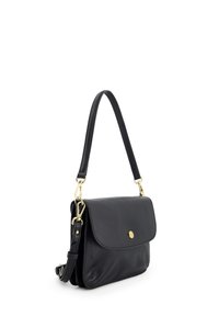 Sort læder skuldertaske med guldspænde og justerbar rem, vist i en svag vinkel på en hvid baggrund.