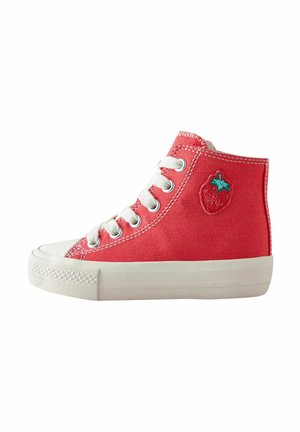 Czerwone płócienne sneakersy typu high-top z białym gumowym czubkiem i podeszwą. Posiadają białe sznurówki oraz haftowany akcent truskawki z boku.