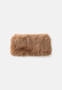 Bandeau en fausse fourrure marron, de forme rectangulaire allongée, texture douce, avec des brins de fourrure plus longs sur les bords pour plus de chaleur.