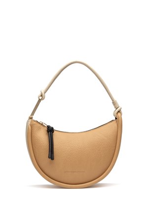 Brązowa torebka na ramię w kształcie półksiężyca z beżowym, wiązanym paskiem, czarnym suwakiem i subtelnym wytłoczonym logo marki z przodu.