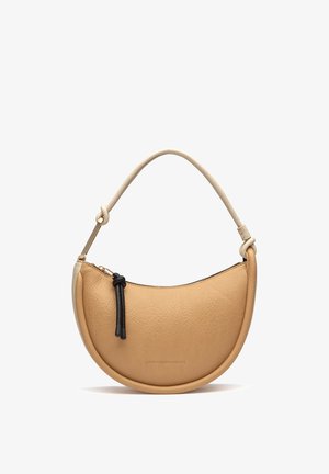 Tan leren handtas in halve maanvorm met beige geknoopt hengsel, zwarte ritssluiting en subtiele geperste merknaam aan de voorkant.