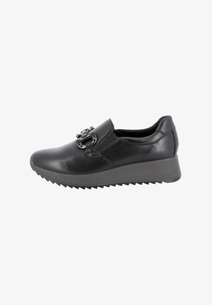 Scarpe slip-on in pelle nera con suola in gomma a zeppa, dotate di una fibbia decorativa sul lato e una superficie liscia e lucida.